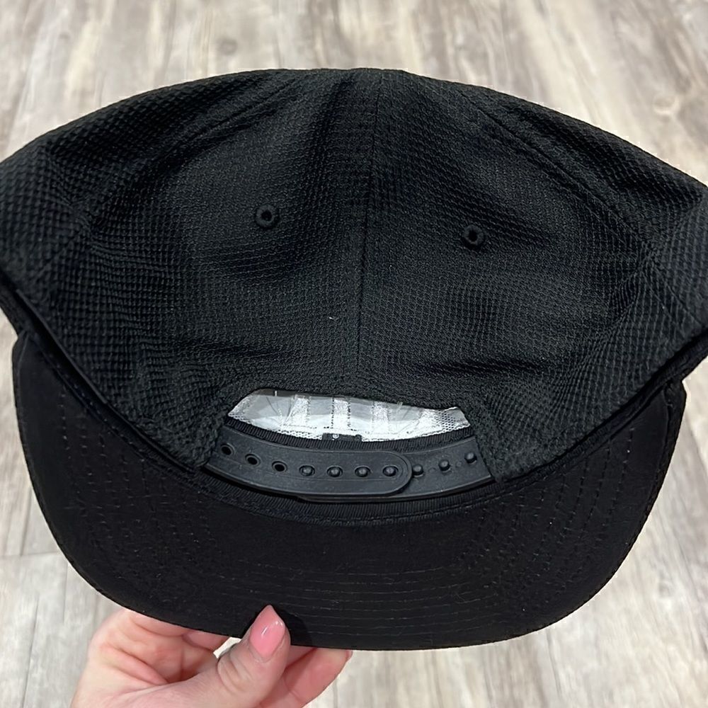 Mens snap back hat  - Picture 2 of 2